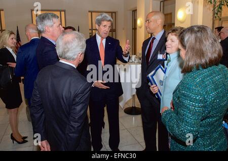 Le secrétaire d'Etat américain John Kerry s'entretient avec les délégués du congrès au cours d'une réception pour la délégation du Congrès à la Conférence de Munich sur la sécurité le 7 février 2015 à Munich, Allemagne. Banque D'Images