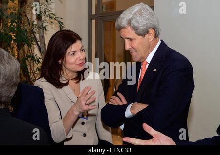 Le secrétaire d'Etat américain John Kerry s'entretient avec le sénateur Kelly Ayotte lors d'une réception pour la délégation du Congrès à la Conférence de Munich sur la sécurité le 7 février 2015 à Munich, Allemagne. Banque D'Images