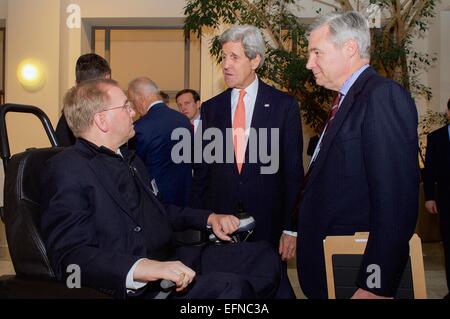 Le secrétaire d'Etat américain John Kerry s'entretient avec le Représentant Jim Langevin et le sénateur Sheldon Whitehouse, lors d'une réception pour la délégation du Congrès à la Conférence de Munich sur la sécurité le 7 février 2015 à Munich, Allemagne. Banque D'Images