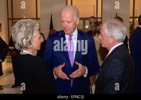 Le Vice-président américain Joe Biden parle avec ancien Représentant Jane Harman et le sénateur Bob Corker, lors d'une réception pour la délégation du Congrès à la Conférence de Munich sur la sécurité le 7 février 2015 à Munich, Allemagne. Banque D'Images