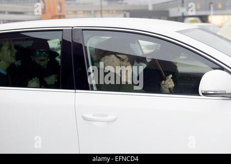 Berlin, Allemagne. 07Th Feb 2015. Christopher Lee arrive à l'aéroport de Tegel pour le 65e Festival International du Film de Berlin/Berlinale 2015 le 7 février 2015. Dpa : Crédit photo alliance/Alamy Live News Banque D'Images