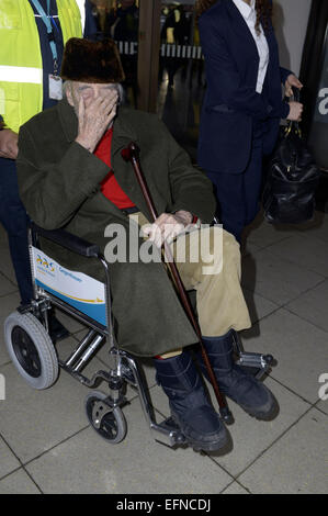 Berlin, Allemagne. 07Th Feb 2015. Christopher Lee arrive à l'aéroport de Tegel pour le 65e Festival International du Film de Berlin/Berlinale 2015 le 7 février 2015. Dpa : Crédit photo alliance/Alamy Live News Banque D'Images