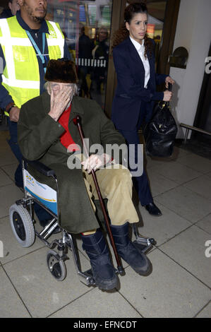 Berlin, Allemagne. 07Th Feb 2015. Christopher Lee arrive à l'aéroport de Tegel pour le 65e Festival International du Film de Berlin/Berlinale 2015 le 7 février 2015. Dpa : Crédit photo alliance/Alamy Live News Banque D'Images