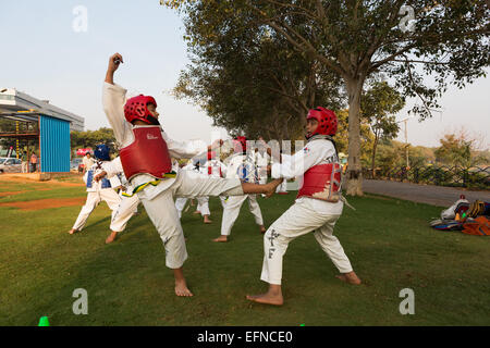 Hyderabad, Inde, le 08 février, 2015. Résidents participent dans les rues, heureux d'un événement organisé par Times of India à collier Road le dimanche, 8 février, 2015 à Hyderabad, Inde.Une partie de la route était fermée pour les véhicules à partir de 6h00 à 9h30 au cours de laquelle les enfants et les adultes ont pris part à diverses activités comme la marche, la course, écouter de la musique, la danse, le vélo, etc. l'événement se tiendra tous les dimanches début le 8 février 2015 Crédit : Sanjay Borra/Alamy Live News Banque D'Images