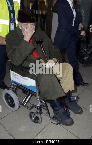 Berlin, Allemagne. 07Th Feb 2015. Christopher Lee arrive à l'aéroport de Tegel pour le 65e Festival International du Film de Berlin/Berlinale 2015 le 7 février 2015. Dpa : Crédit photo alliance/Alamy Live News Banque D'Images