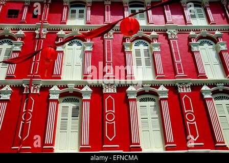 Singapour : finement restauré fin du xixe siècle, peint en blanc lumineux rouge de Chine avec des volets en bois dans la région de Chinatown Banque D'Images