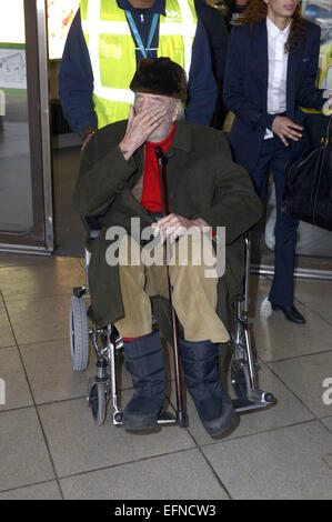 Berlin, Allemagne. 07Th Feb 2015. Christopher Lee arrive à l'aéroport de Tegel pour le 65e Festival International du Film de Berlin/Berlinale 2015 le 7 février 2015. Dpa : Crédit photo alliance/Alamy Live News Banque D'Images