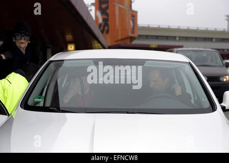 Berlin, Allemagne. 07Th Feb 2015. Christopher Lee arrive à l'aéroport de Tegel pour le 65e Festival International du Film de Berlin/Berlinale 2015 le 7 février 2015. Dpa : Crédit photo alliance/Alamy Live News Banque D'Images