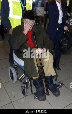 Berlin, Allemagne. 07Th Feb 2015. Christopher Lee arrive à l'aéroport de Tegel pour le 65e Festival International du Film de Berlin/Berlinale 2015 le 7 février 2015. Dpa : Crédit photo alliance/Alamy Live News Banque D'Images