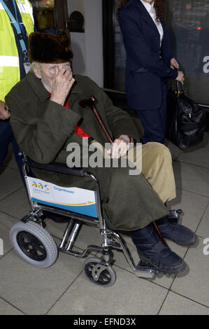 Berlin, Allemagne. 07Th Feb 2015. Christopher Lee arrive à l'aéroport de Tegel pour le 65e Festival International du Film de Berlin/Berlinale 2015 le 7 février 2015. Dpa : Crédit photo alliance/Alamy Live News Banque D'Images