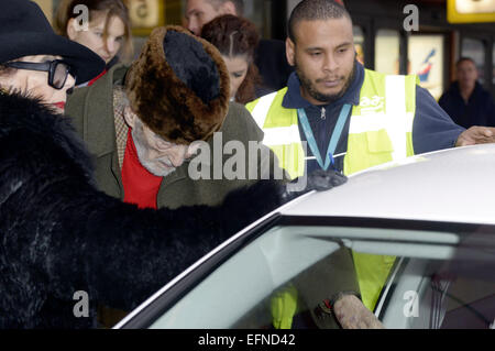 Berlin, Allemagne. 07Th Feb 2015. Christopher Lee arrive à l'aéroport de Tegel pour le 65e Festival International du Film de Berlin/Berlinale 2015 le 7 février 2015. Dpa : Crédit photo alliance/Alamy Live News Banque D'Images