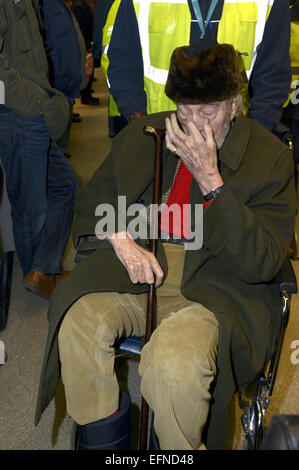 Berlin, Allemagne. 07Th Feb 2015. Christopher Lee arrive à l'aéroport de Tegel pour le 65e Festival International du Film de Berlin/Berlinale 2015 le 7 février 2015. Dpa : Crédit photo alliance/Alamy Live News Banque D'Images