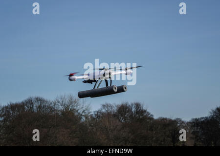 Blade 50QX hobby drone volant dans un parc, près d'arbres avec copie espace et aucun peuple Banque D'Images