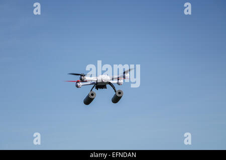 Blade 50QX hobby drone volant dans un parc, près d'arbres avec copie espace et aucun peuple Banque D'Images