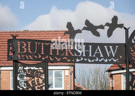 Buttershaw Estate, Bradford, West Yorkshire. Panneau en fer forgé à l'une des entrées de la grande autorité locale des années 1950 du conseil immobilier. Banque D'Images