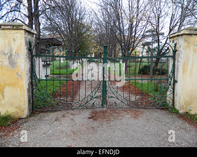 Gate à l'entrée de l'ancien château qui n'est plus utilisé et n'a pas de propriétaire. La sécurité a été cadenas fermé porte de fer. Banque D'Images