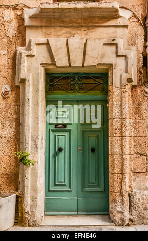 Chambre porte d'entrée à Malte, peint dans des couleurs fortes typiques Banque D'Images