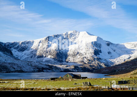 Vue le long du lac Ogwen Valley et à y Garn montagne avec de la neige en hiver dans les montagnes du Parc National de Snowdonia (Eryri), au nord du Pays de Galles, Royaume-Uni, Angleterre Banque D'Images