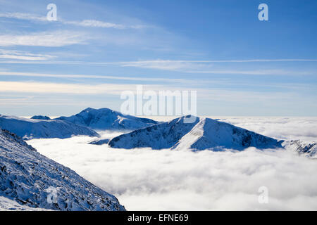 Mont Snowdon et Y Garn des pics de montagne au-dessus des nuages bas causés par inversion de température en hiver dans la vallée de montagnes de Snowdonia au Pays de Galles Royaume-uni Grande-Bretagne Banque D'Images