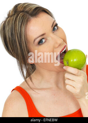 Happy Young Caucasian Woman Holding détendue et une alimentation saine Ripe Apple vert isolé sur blanc, avec un chemin de détourage Banque D'Images