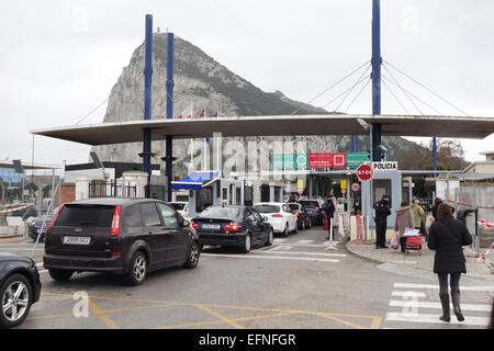 Le rocher de Gibraltar d'attente des voitures en face de la frontière de l'Espagne, Gibraltar pour passer la douane. La Linea, Andalousie, espagne. Banque D'Images