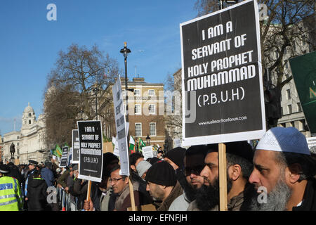 Whitehall, Londres, Royaume-Uni. 8e février 2015. Une grande protestation défendant le Prophète Muhammad en face de Downing Street, avec un compteur de petites manifestations par la Grande-Bretagne en premier. Crédit : Matthieu Chattle/Alamy Live News Banque D'Images