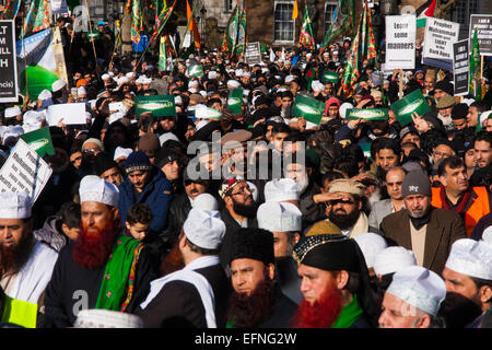 Londres, le 8 février 2015. Les musulmans démontrent hors de Downing Street pour dénoncer les barbares expressionnistes réimpression de l'image de dessin animé du Saint Prophète Muhammad. Sur la photo : Jusqu'à 10 000 musulmans ont convergé de tout le Royaume-Uni à joindre leurs voix à la manifestation. Crédit : Paul Davey/Alamy Live News Banque D'Images