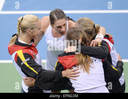 Stuttgart, Allemagne. Le 08 février, 2015. L'Allemagne Andrea Petkovic (2.f.L) célèbre sa victoire contre Gajdosova avec Angelique Kerber (R), Sabine Lisicki (l) et Julia Goerges (2.v.r.) à la Fed Cup quarts de finale à Stuttgart, Allemagne, 08 février 2015. L'équipe de tennis des femmes allemandes ont atteint les demi-finales de la Fed Cup. Photo : BERND WEISSBROD/dpa/Alamy Live News Banque D'Images