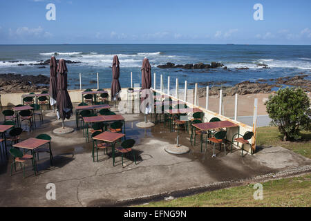 Le café et restaurant de plein air par l'océan Atlantique à Porto district de Porto au Portugal. Banque D'Images