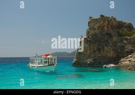 Bateau Taxi approchant Agiofili Beach sur l'île grecque de Lefkada, à quitter et prendre des passagers. Banque D'Images