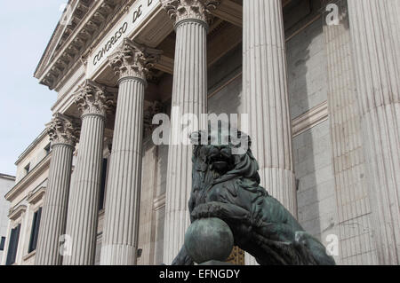 Statue de Lion, Congresso de los Diputados, Madrid, Espagne Banque D'Images