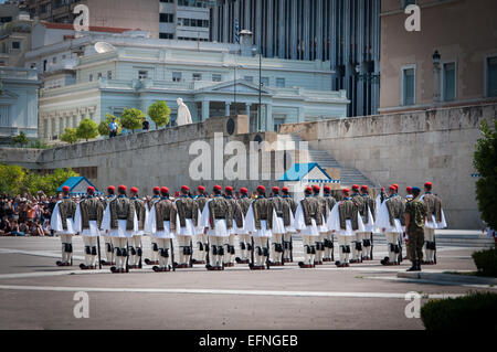 Evzones lors de la relève de la garde de la Place Syntagma, en face du parlement grec. Banque D'Images