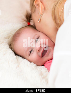 Happy mother kissing baby Banque D'Images