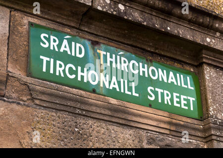 Tirchonaill Street sign en anglais et langue gaélique irlandais pour l'ancien nom de la ville de Donegal Irlande Donegal Banque D'Images