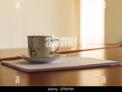 Tasse et une pile de papiers sur son bureau Banque D'Images