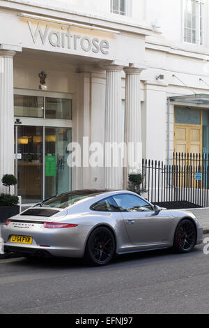 Porsche garée dehors Waitrose en Chelsea Londres Angleterre Banque D'Images