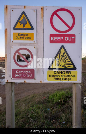 Signalisation restrictive près d'un champ de tir dans le Kent. Banque D'Images