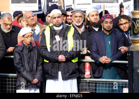 Londres, Royaume-Uni. Le 08 février, 2015. Des centaines de Musulmans, essentiellement du nord de l'Angleterre, se sont réunis sur Whitehall pour protester contre l'depections du prophète Mahomet. Une petite quantité de contre-manifestants de la Grande-Bretagne Premier et l'Eco a également assisté à crédit : Rachel Megawhat/Alamy Live News Banque D'Images