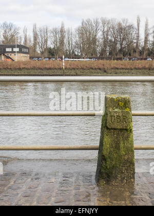 La pierre et le marqueur à la ligne d'arrivée d'Oxford et Cambridge University Boat Race à Mortlake Banque D'Images