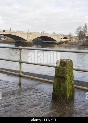 Finition en pierre marquant d'Oxford et Cambridge University Boat Race à Mortlake avec Chiswick Bridge en arrière-plan Banque D'Images