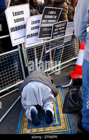 Londres, Royaume-Uni. Le 08 février, 2015. Prières à l'extérieur de Downing Street .Des centaines de Musulmans, essentiellement du nord de l'Angleterre, se sont réunis sur Whitehall pour protester contre l'depections du prophète Mahomet. Une petite quantité de contre-manifestants de la Grande-Bretagne Premier et l'Eco a également assisté à crédit : Rachel Megawhat/Alamy Live News Banque D'Images