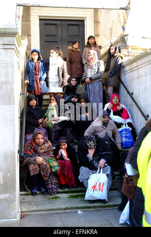 Londres, Royaume-Uni. Le 08 février, 2015. Des centaines de Musulmans, essentiellement du nord de l'Angleterre, se sont réunis sur Whitehall pour protester contre l'depections du prophète Mahomet. Une petite quantité de contre-manifestants de la Grande-Bretagne Premier et l'Eco a également assisté à crédit : Rachel Megawhat/Alamy Live News Banque D'Images
