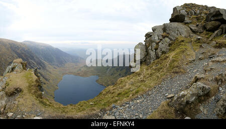 Cadair Idris, un populaire pour les randonneurs de montagne en Gwynedd, Pays de Galles. Le lac, Llyn Cau a été formé à partir de la base du cirque glacier. Banque D'Images