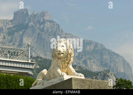 Lion en marbre - détail de Vorontsov palace complexe et Ay-Petry les roches dans l'arrière-plan. Banque D'Images