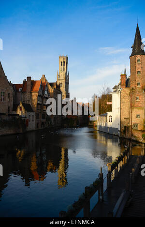 Avec vue sur la Tour Belfort célèbre rivière Canal Dijver, Bruges, Belgique Banque D'Images