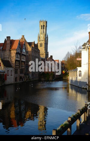 Avec vue sur la Tour Belfort célèbre rivière Canal Dijver, Bruges, Belgique Banque D'Images