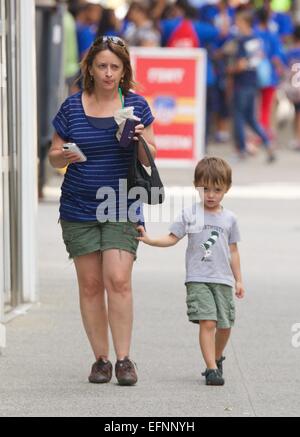 Rachel Dratch, transportant un Starbucks café glacé, repéré avec son fils Eli Benjamin marche autour de Soho à New York City avec : Rachel Dratch,Eli Benjamin Wahl Où : New York City, New York, United States Quand : 06 août 2014 Banque D'Images