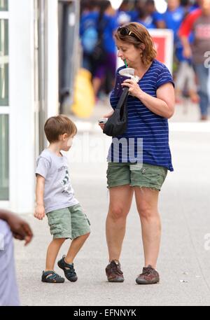 Rachel Dratch, transportant un Starbucks café glacé, repéré avec son fils Eli Benjamin marche autour de Soho à New York City avec : Rachel Dratch,Eli Benjamin Wahl Où : New York City, New York, United States Quand : 06 août 2014 Banque D'Images