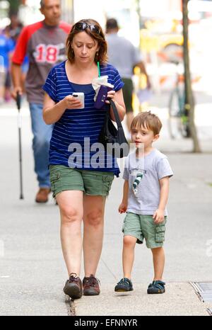 Rachel Dratch, transportant un Starbucks café glacé, repéré avec son fils Eli Benjamin marche autour de Soho à New York City avec : Rachel Dratch,Eli Benjamin Wahl Où : New York City, New York, United States Quand : 06 août 2014 Banque D'Images