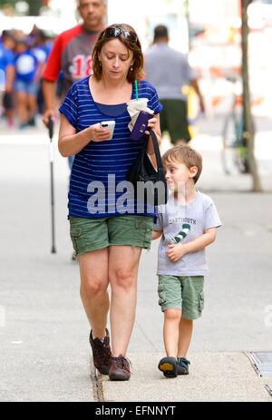 Rachel Dratch, transportant un Starbucks café glacé, repéré avec son fils Eli Benjamin marche autour de Soho à New York City avec : Rachel Dratch,Eli Benjamin Wahl Où : New York City, New York, United States Quand : 06 août 2014 Banque D'Images